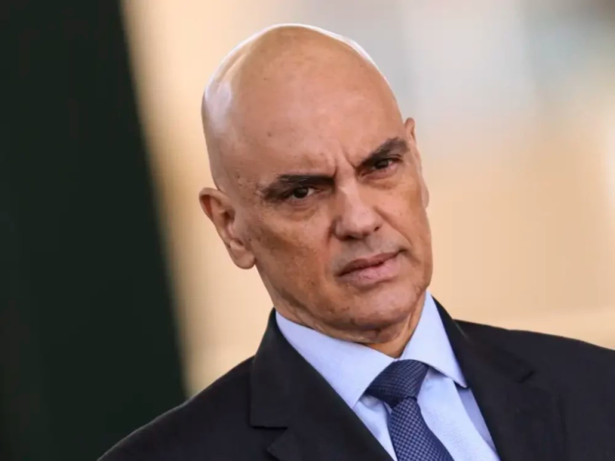 Moraes manda Exército entregar armas de Bolsonaro à PF