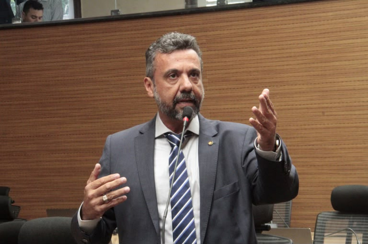 Alcides Teixeira Neto defende inclusão da música nas escolas públicas como ferramenta de transformação social 