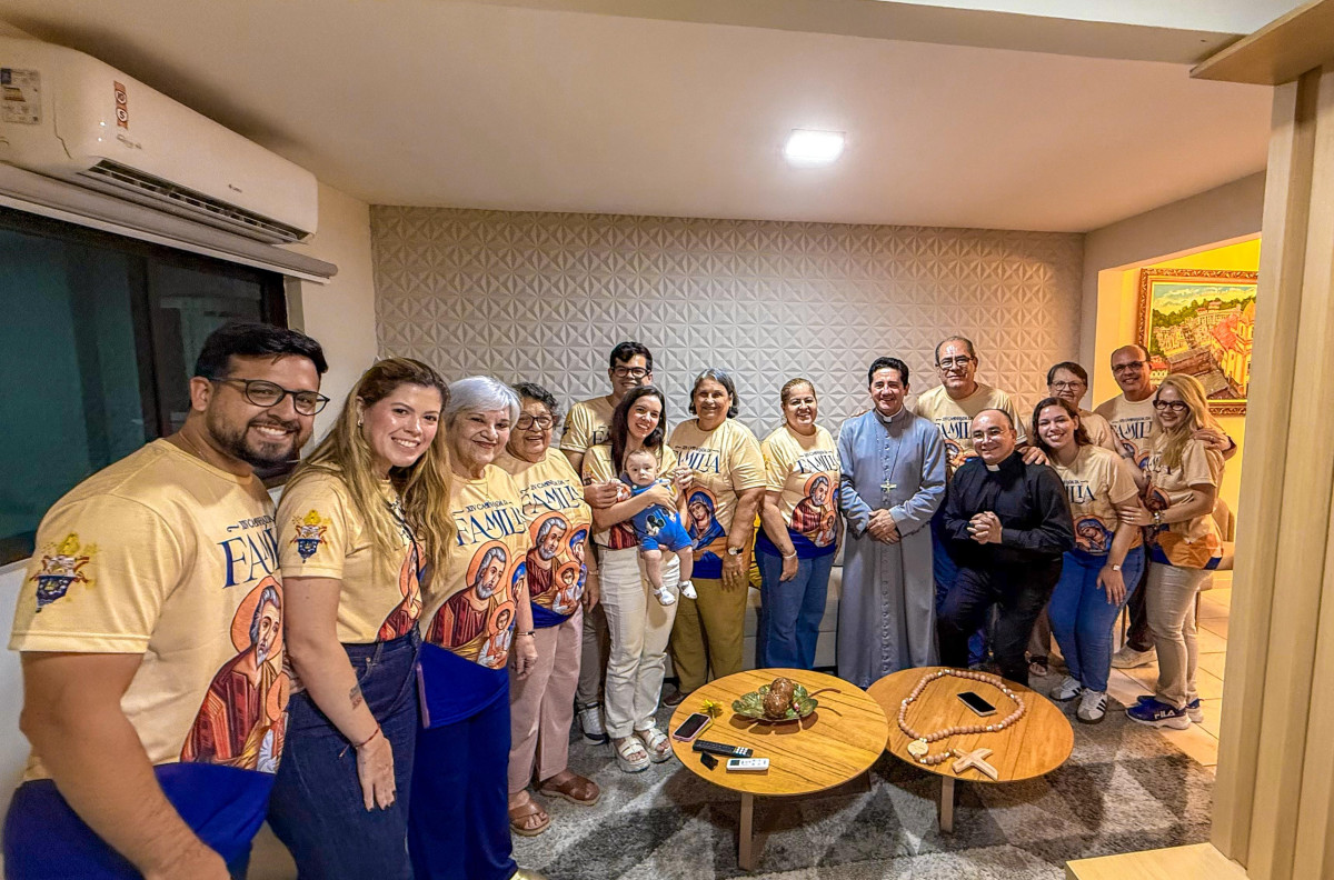 Mano e Andréa Medeiros participam da Caminhada da Família e recebem bênção de Dom Paulo Jackson 