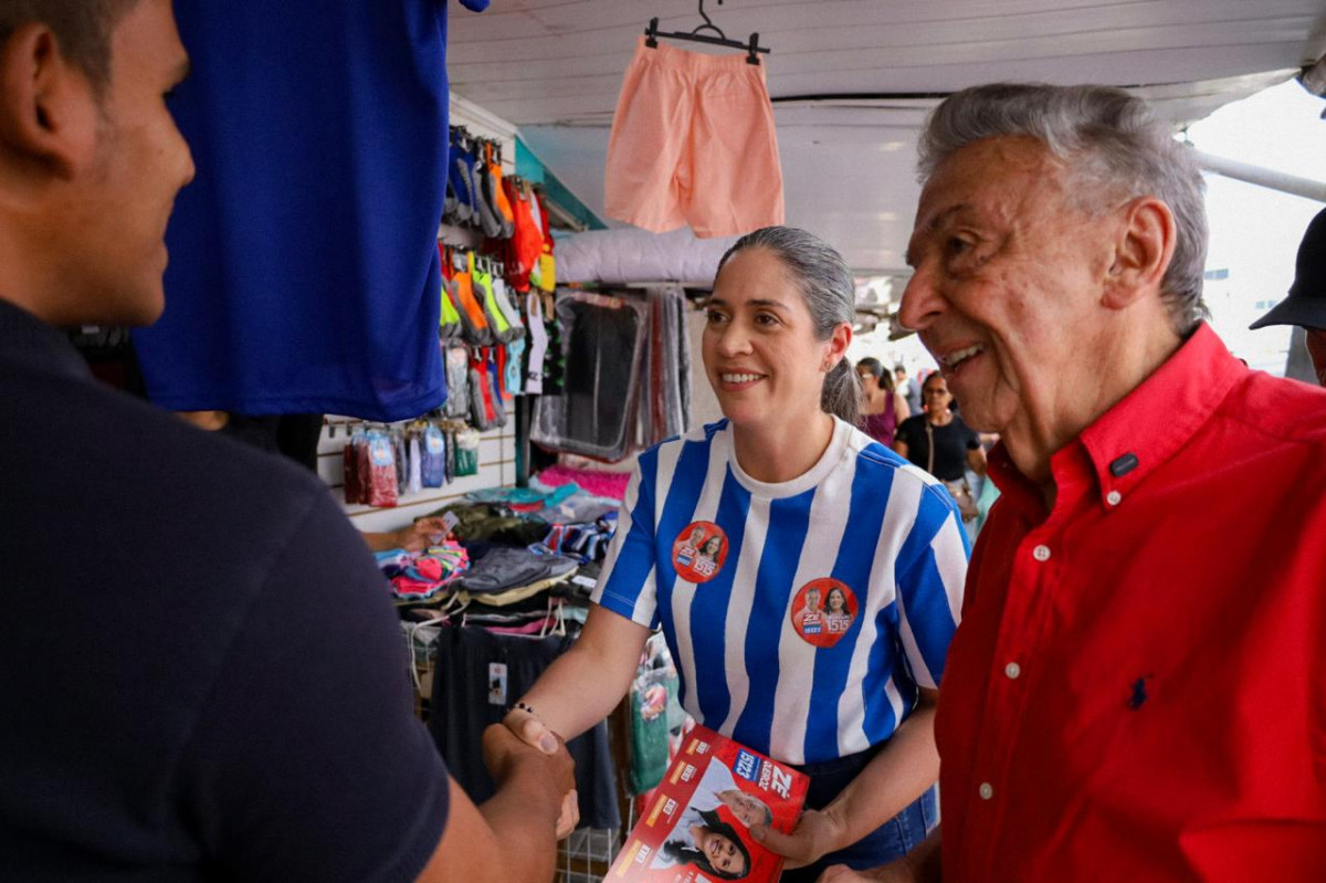 Zé Queiroz e Iza Arruda cumprem agenda de campanha pelas ruas de Caruaru