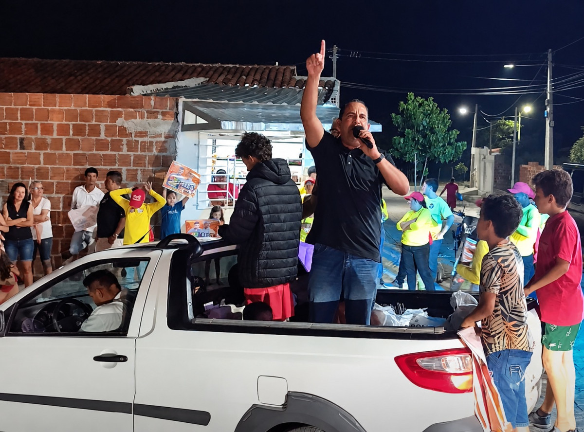 Carlinhos da Cohab faz zig-zag no Residencial Cruzeiro e conversa com moradores