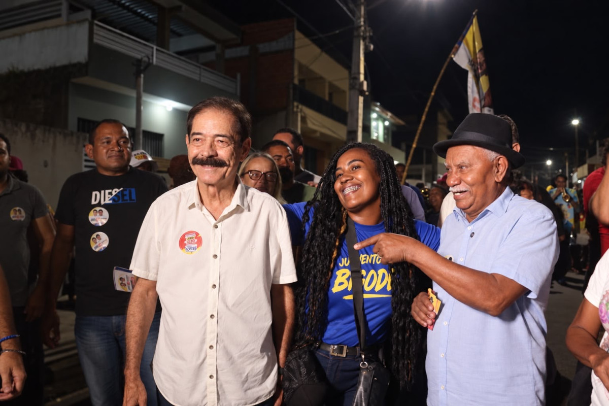 Joaquim Lapa caminha ao lado de Botafogo em Paudalho e chama atenção da população