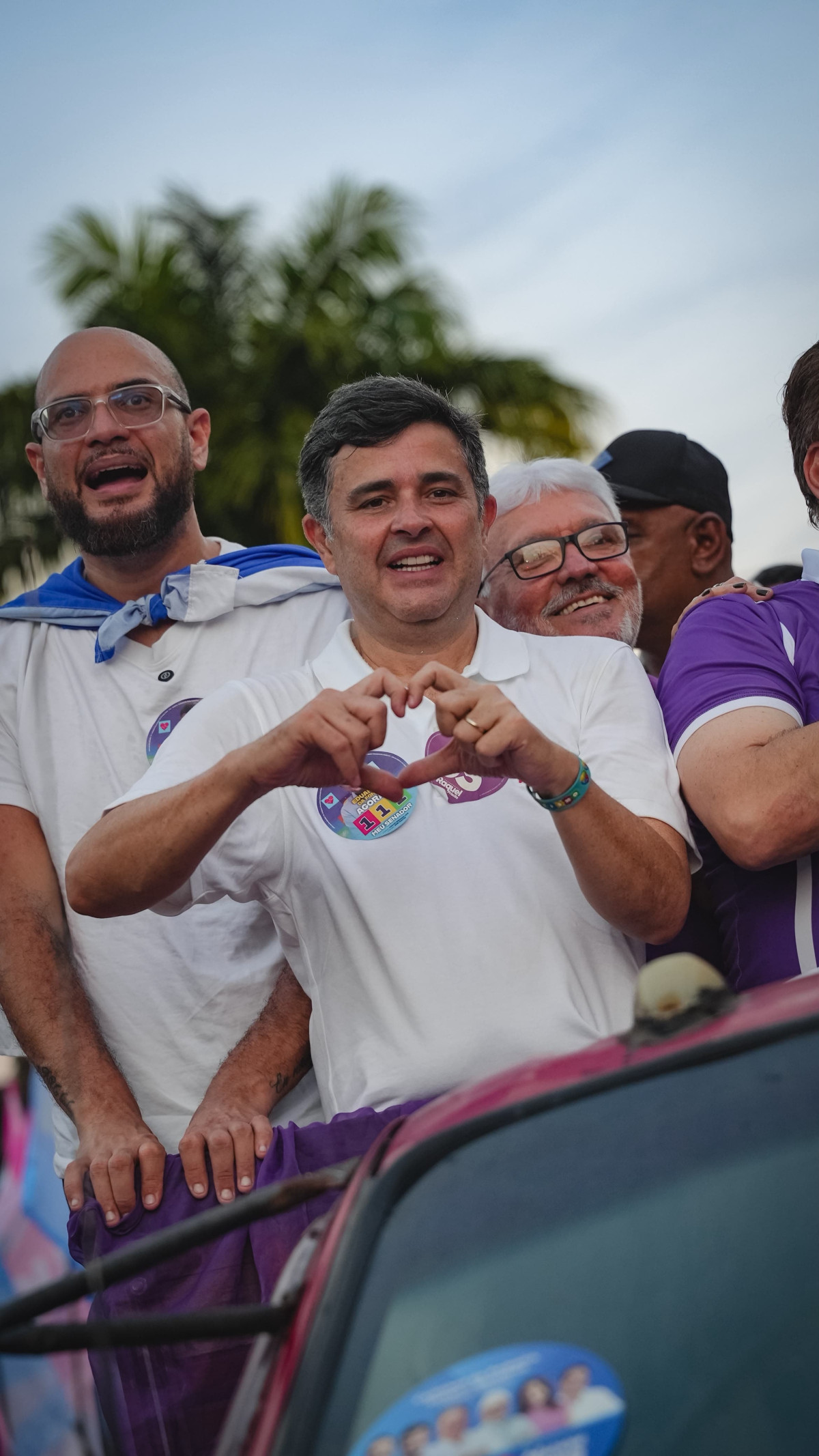 Multidão toma as ruas de Barreiros em caminhada com Raquel Lyra e Eduardo da Fonte ao lado do prefeito Carlinhos da Pedreira