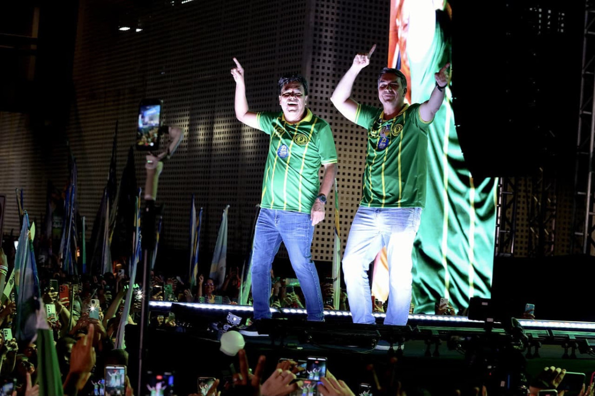 Em evento no Recife, Flávio pede voto para Mendonça e Carlos Santana