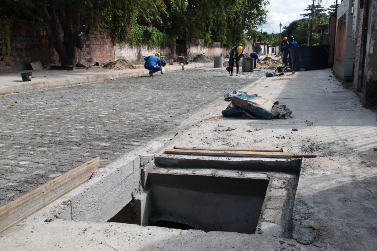 Obras em Pau Amarelo avançam com calçamento da Rua República Centro Africana e drenagem da Rua José Ramos de Vasconcelos