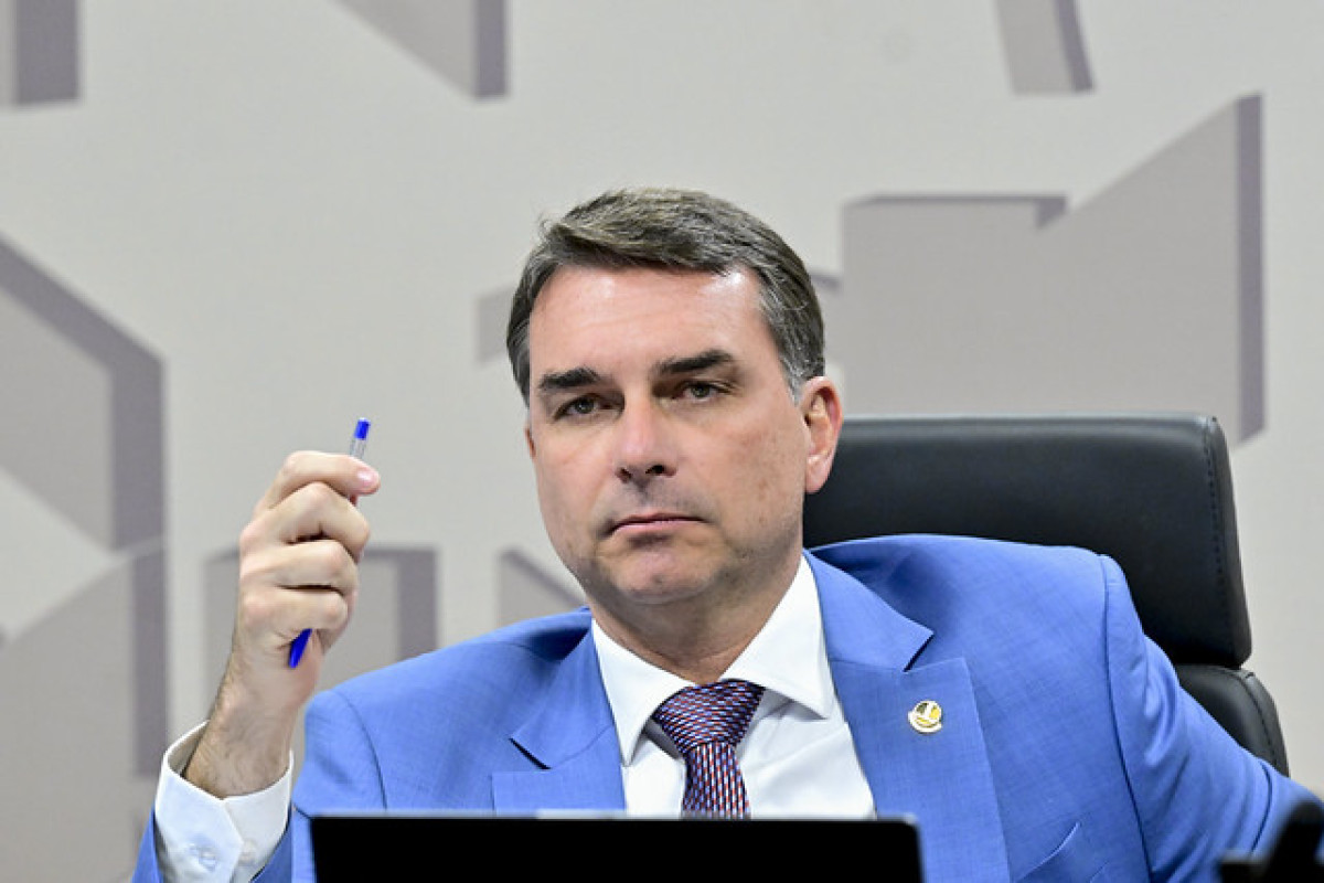 Flávio Bolsonaro compara medidas do STF contra Jair Bolsonaro ao AI-5