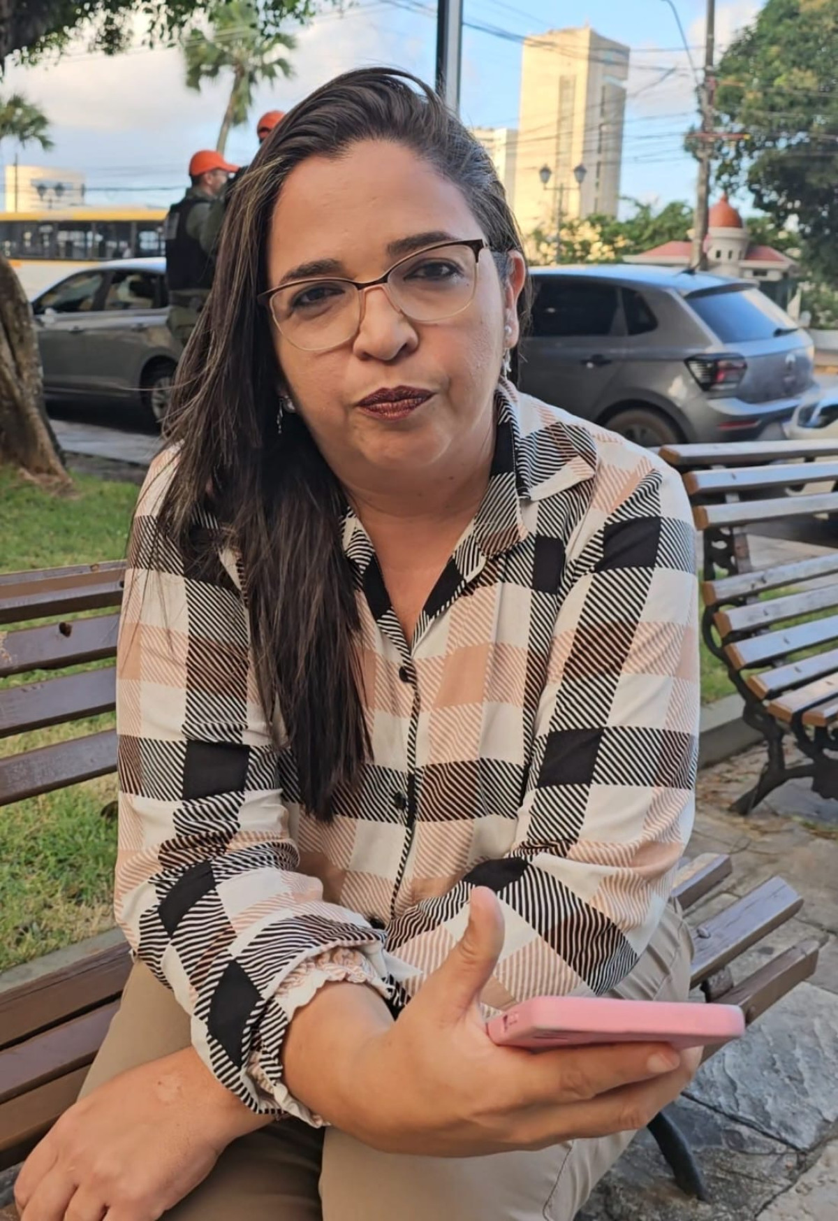 Cabo Aênia defende o direito do policial postar fotos e vídeos fardados em suas próprias redes sociais
