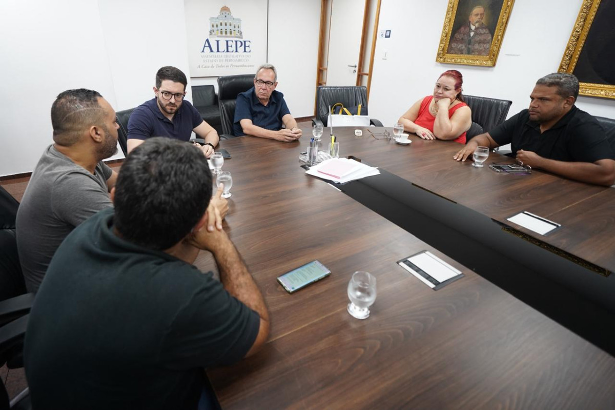 Álvaro Porto se solidariza com professores dispensados e cobra solução urgente do governo
