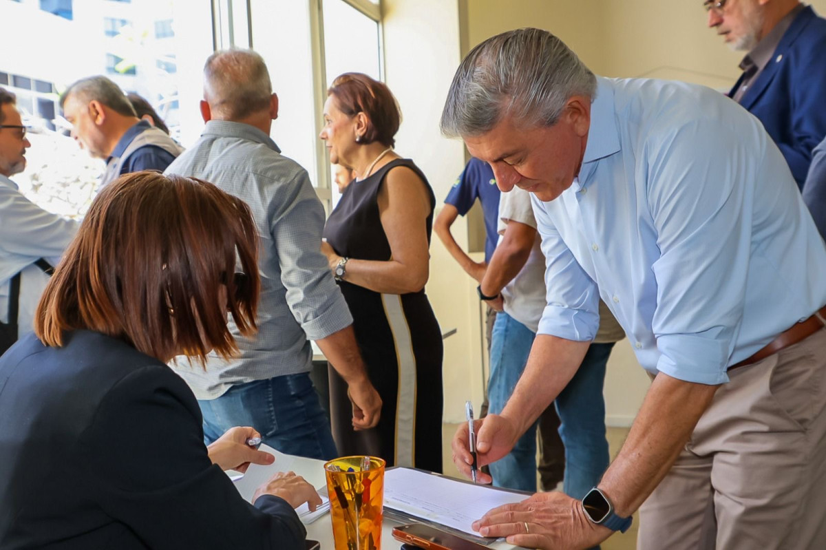 Prefeito Roberto Asfora recebe cisternas para fortalecer o abastecimento de água na zona rural
