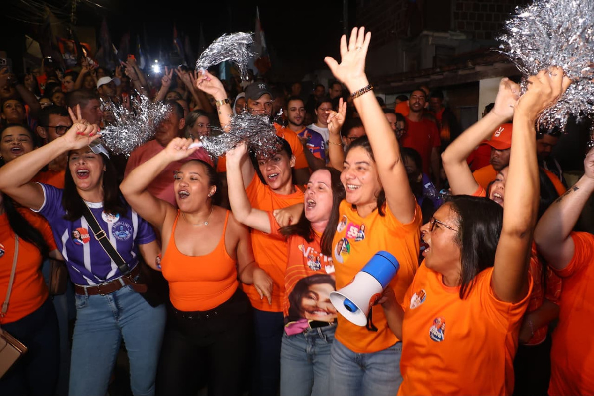 Viviane Facundes realiza porta a porta no Bairro Novo, em Gravatá