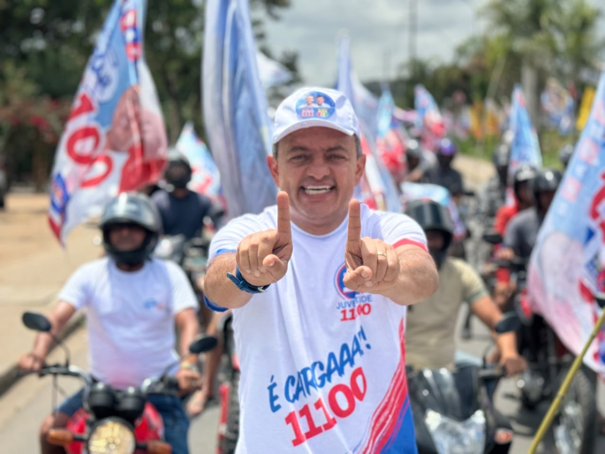 Léo do Ar percorre ruas de Gravatá em motociata após agenda de visitas