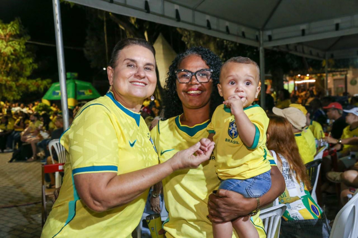 Prefeita Elcione acompanha moradores durante transmissão do último jogo do Brasil na Copa do Mundo