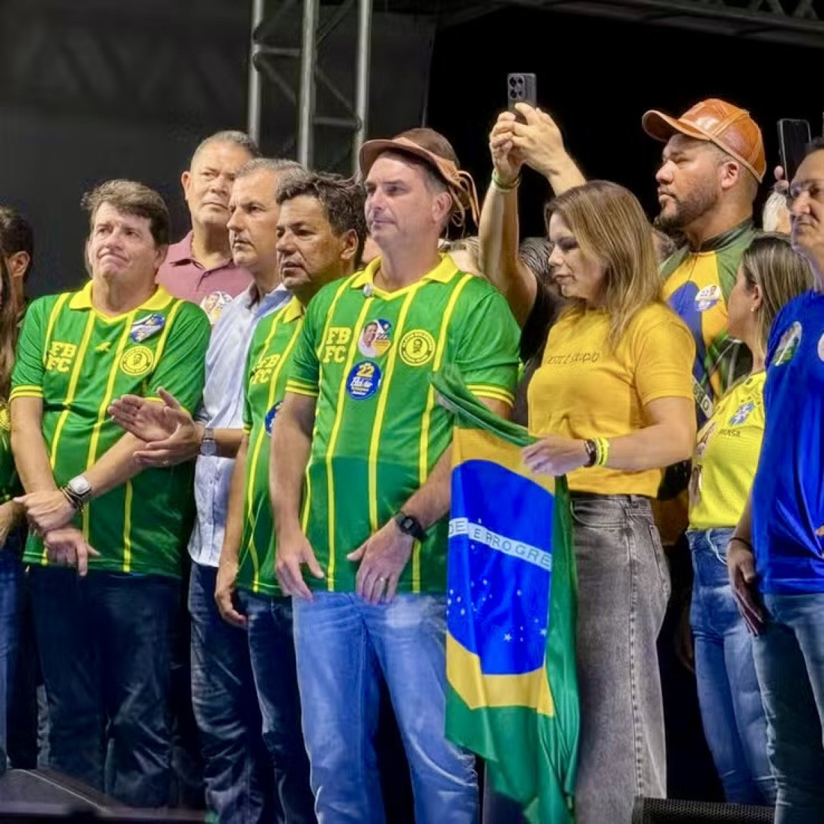 Coluna da quinta-feira: Flávio afaga aliados e sobe o tom contra o STF em agenda no Recife