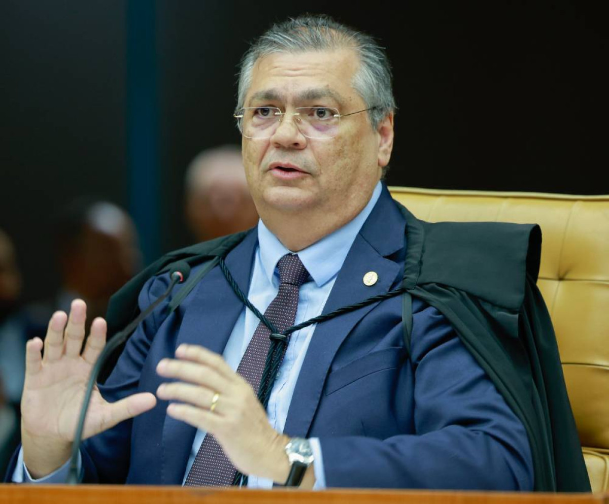 Dino critica “terceirização” de emendas e cobra explicações em 30 dias