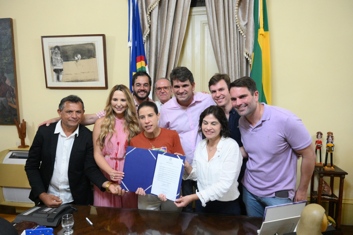 Miguel Coelho acompanha Raquel Lyra em anúncio de R$ 2,6 bilhões em investimentos para Pernambuco