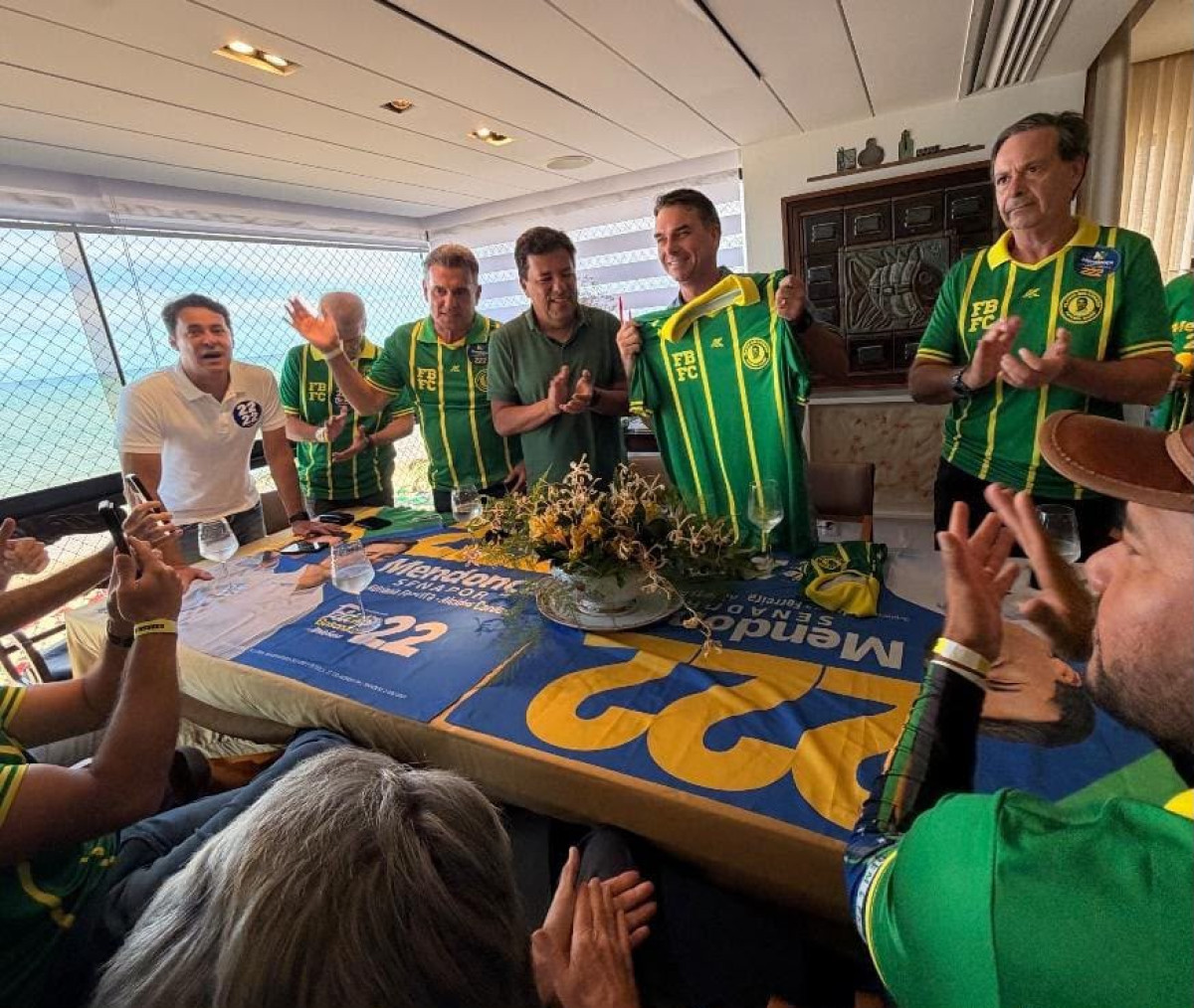 Mendonça presenteia Flávio Bolsonaro com camisa personalizada e reforça apoio à sua candidatura ao Senado