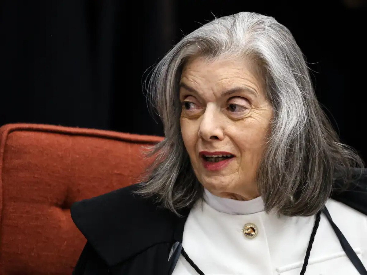 Cármen Lúcia recebe flores e apoio de juízas após crise no STF