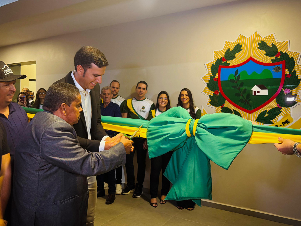 Prefeito Duguinha Lins inaugura reforma e ampliação da Prefeitura, entrega novos veículos e anuncia novas obras