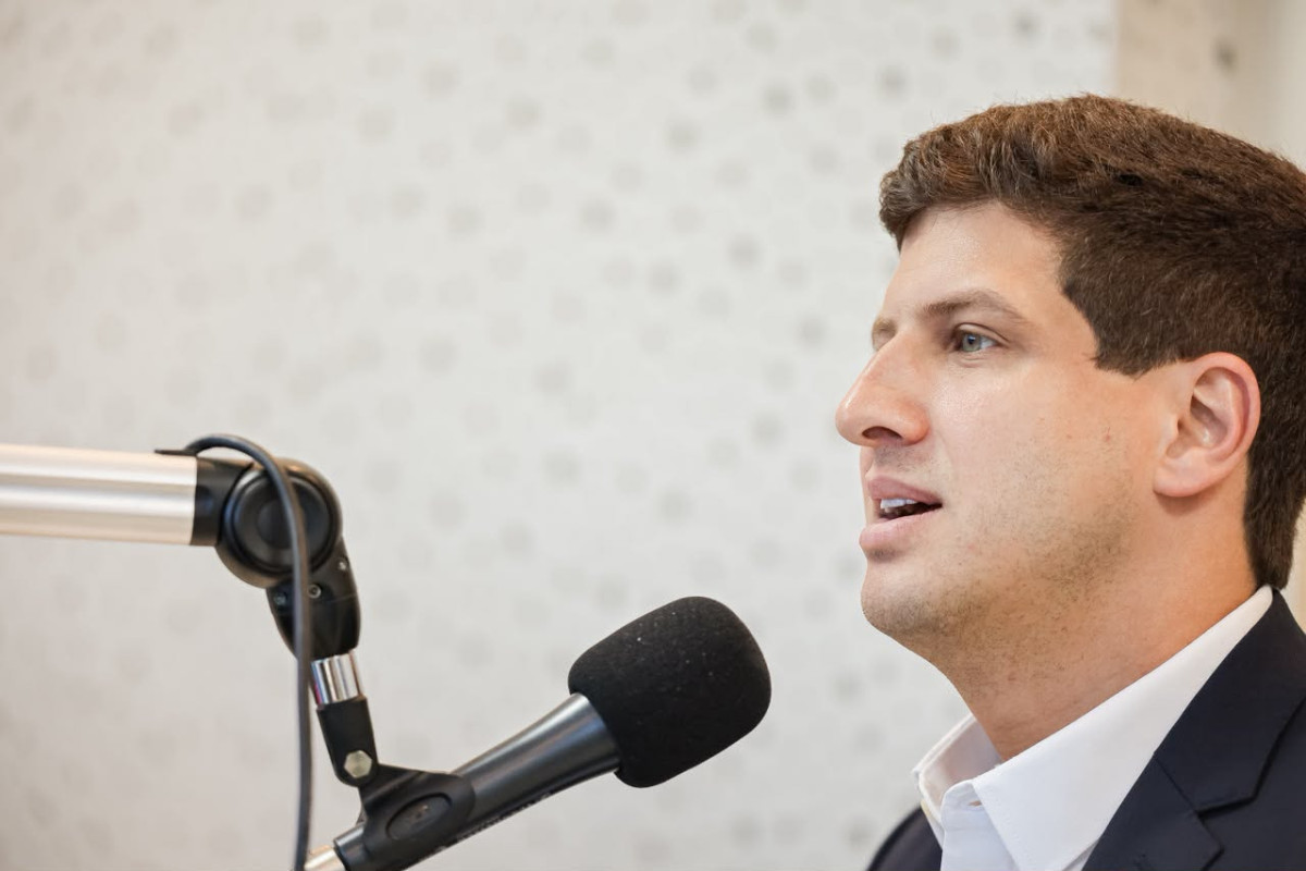 Em sabatina na rádio Maranata FM, João Campos apresenta propostas de governo com foco em saúde, segurança, economia e assistência social