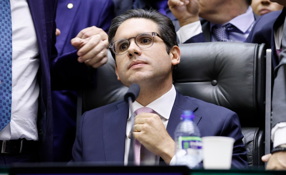 Hugo Motta agora dependerá do apoio do PT para tentar se manter no cargo