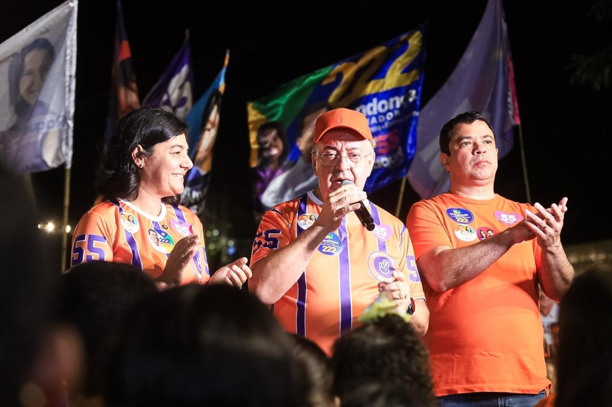 Em porta a porta, Viviane Facundes faz caminhada emocionante no bairro do Prado em Gravatá