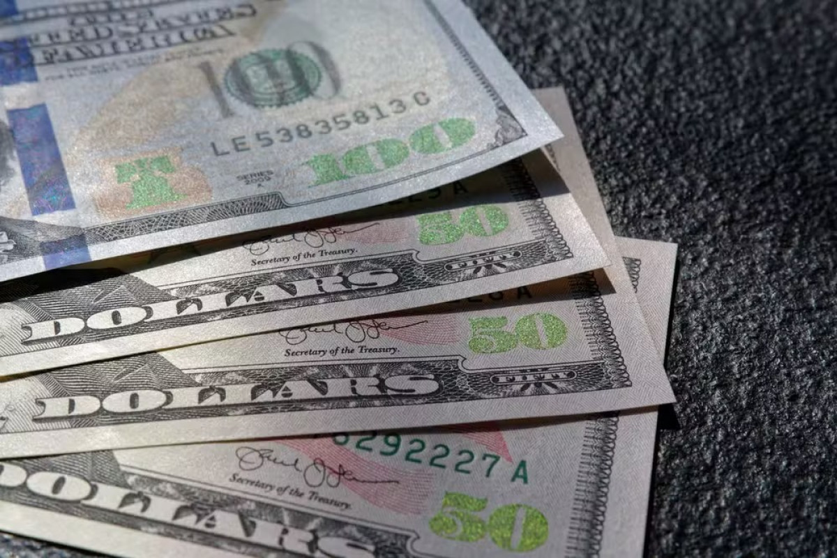 Dólar abre em alta com tarifas dos EUA e tensão no Oriente Médio