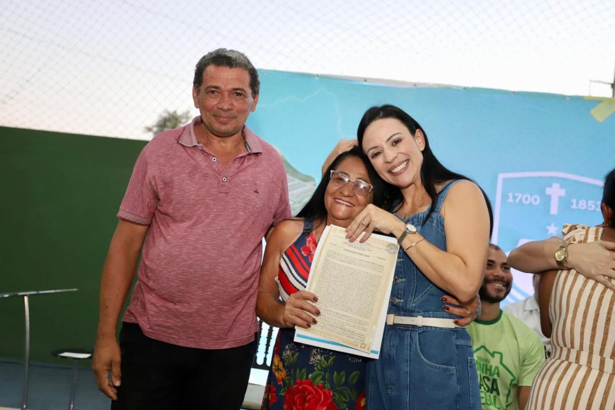 Márcia Conrado entrega 232 escrituras e gestão chega a 944 títulos de propriedade entregues em Serra Talhada