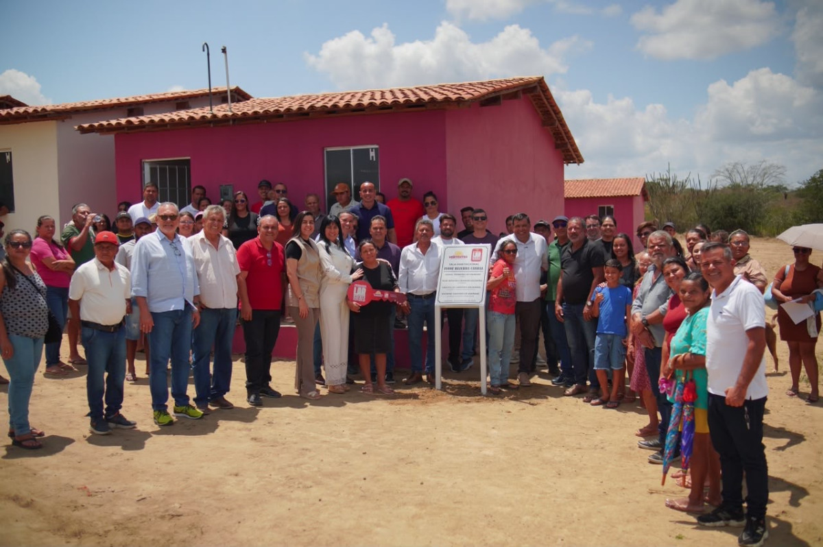 Prefeito Israel Ferreira entrega 20 casas populares e realiza o sonho da casa própria para famílias vertentenses