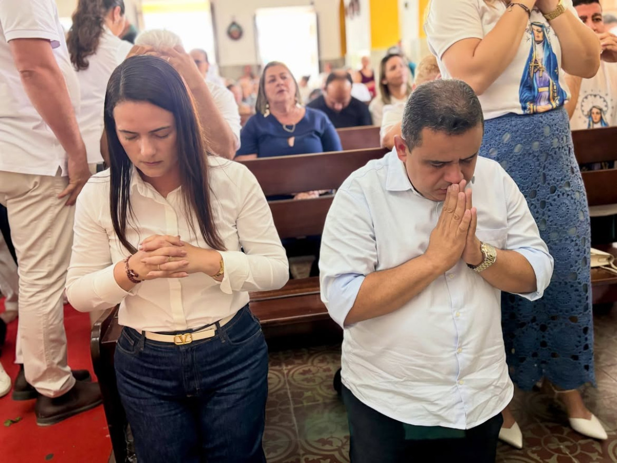 Em Casinhas, Juliana participa de celebração da padroeira e reforça apoio a Antonio Coelho
