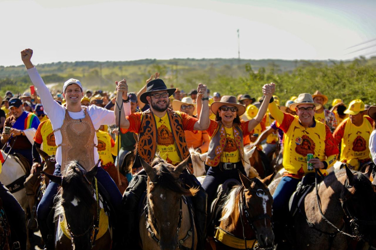 Grupo Porto recebe João Campos na cavalgada que reuniu mais de 7 mil participantes durante a Missa do Vaqueiro de Canhotinho