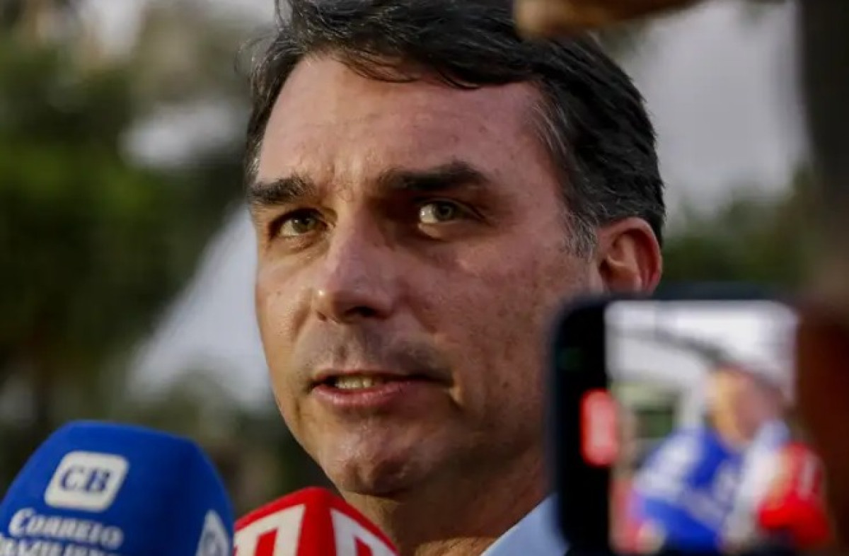 OAB pede a Moraes autorização para Flávio visitar Bolsonaro como advogado