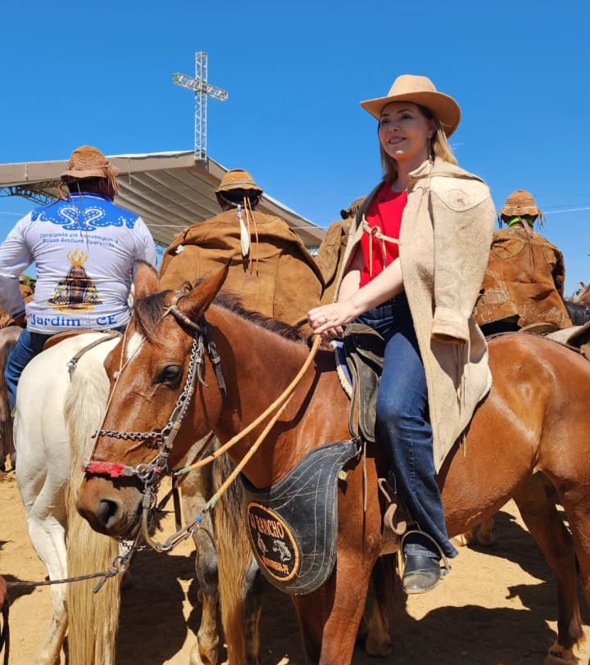 Liana participa da 56ª Missa do Vaqueiro, em Serrita, e reforça diálogo com lideranças do Sertão