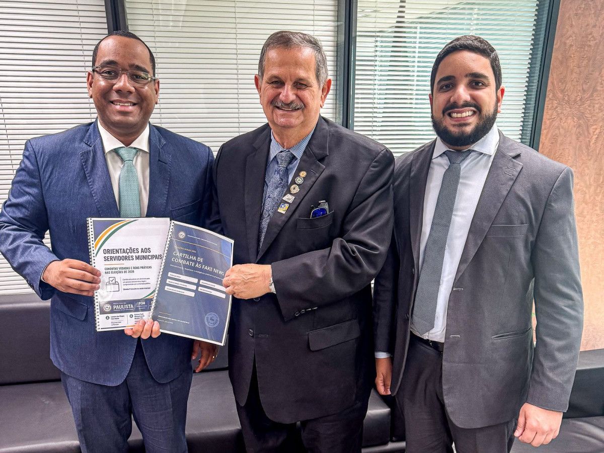 Prefeitura do Paulista apresenta ao presidente do TRE-PE cartilhas sobre condutas vedadas e combate à desinformação