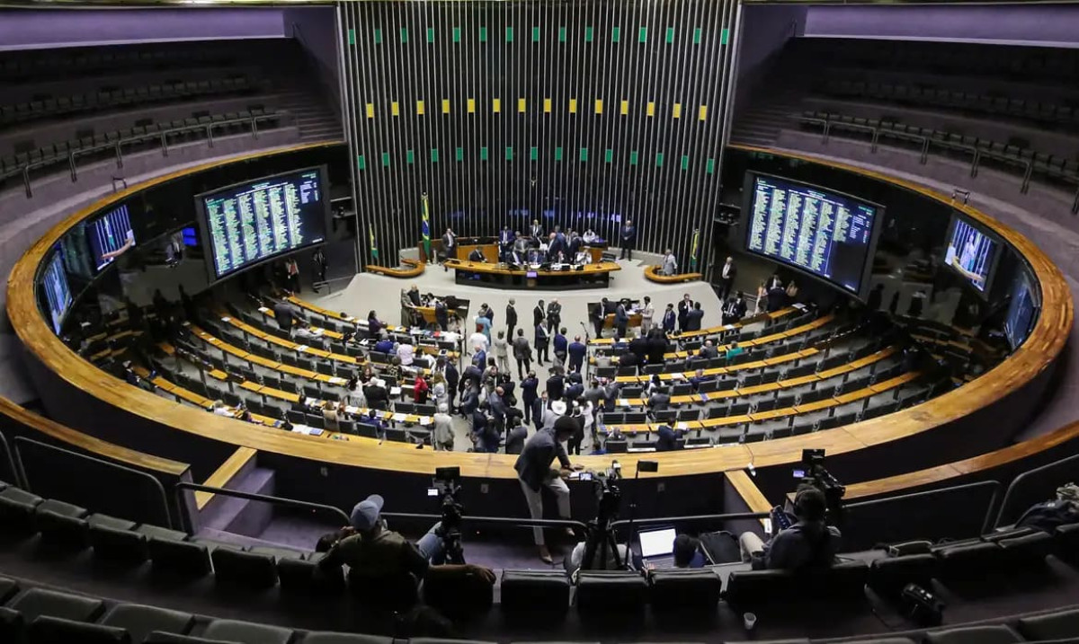 Fim da 6×1 e da ‘taxa das blusinhas’ devem ser votados nesta semana