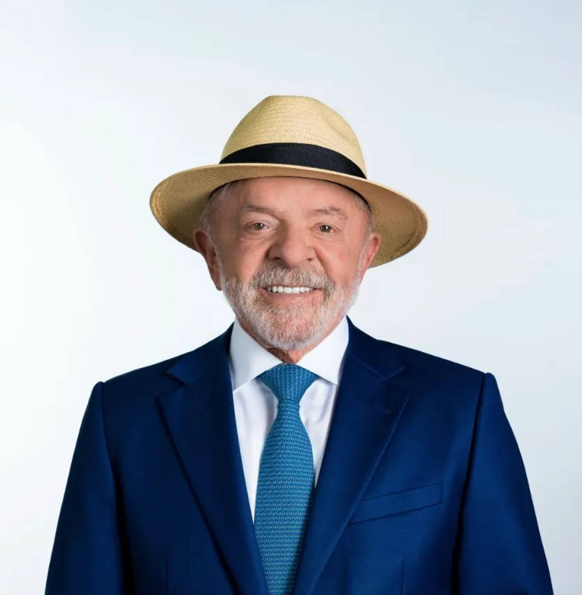 Lula divulga foto oficial de candidatura após registro no TSE