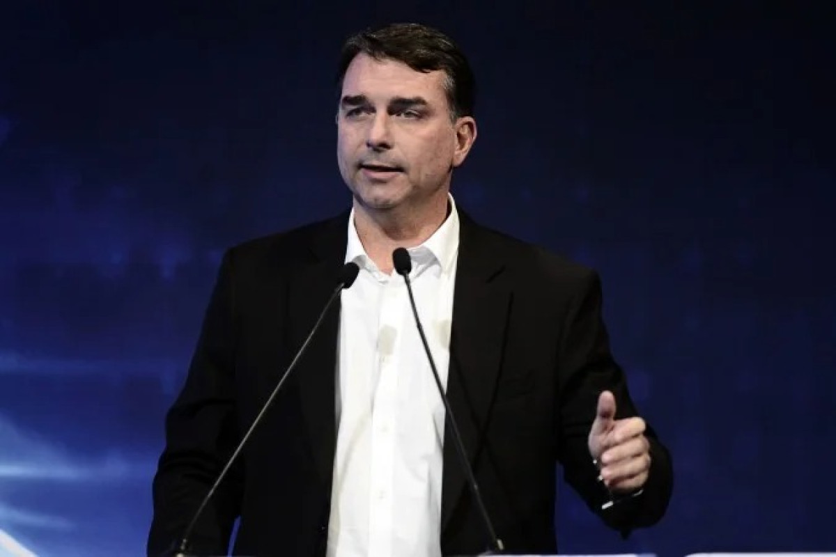 Flávio diz ter defendido Brasil e critica ausência do governo nos EUA