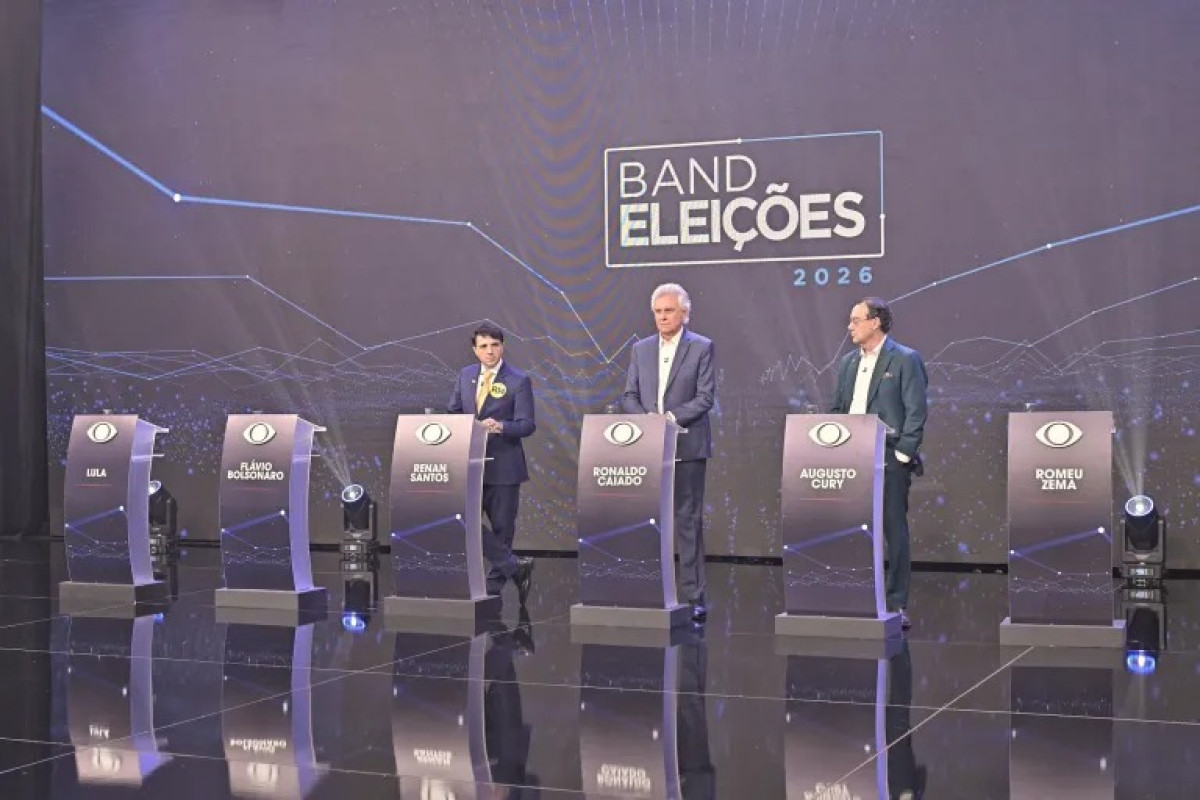 Ausentes, Lula e Flávio protagonizam 1º debate e são atacados por candidatos