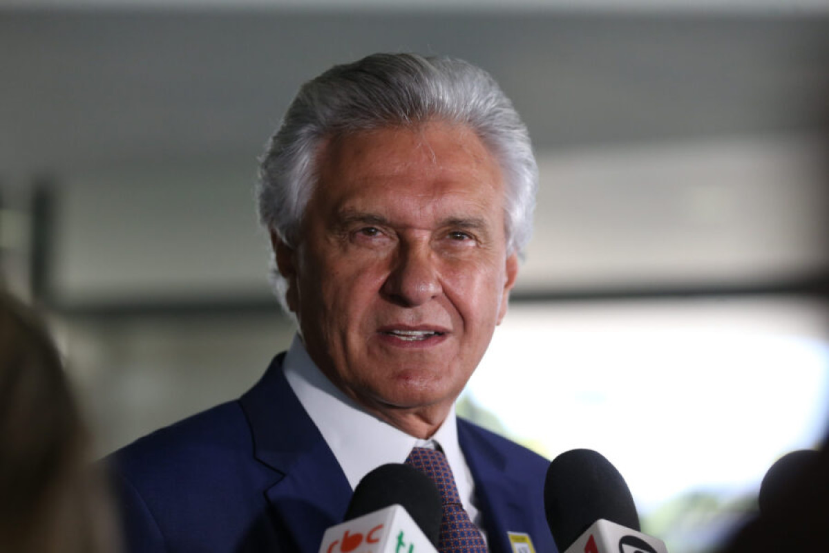 Caiado critica Flávio Bolsonaro e cobra explicações sobre relação com Vorcaro