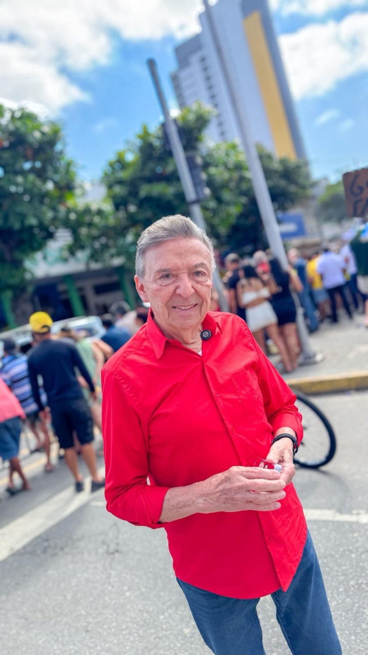 Zé Queiroz participa do desfile de Sete de Setembro em Caruaru e destaca importância da participação política
