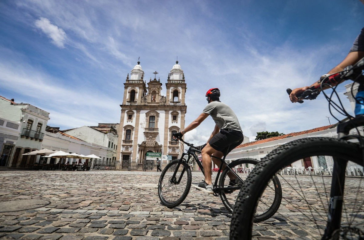 Recife celebra os 60 anos de Chico Science com instalação de mega mural e passeio turístico temático