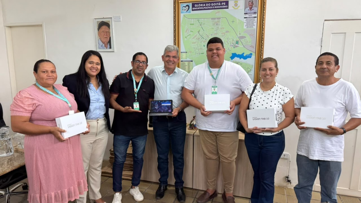 Cuidando de quem cuida, Jaime Lima entrega tablets aos conselheiros tutelares de Glória do Goitá