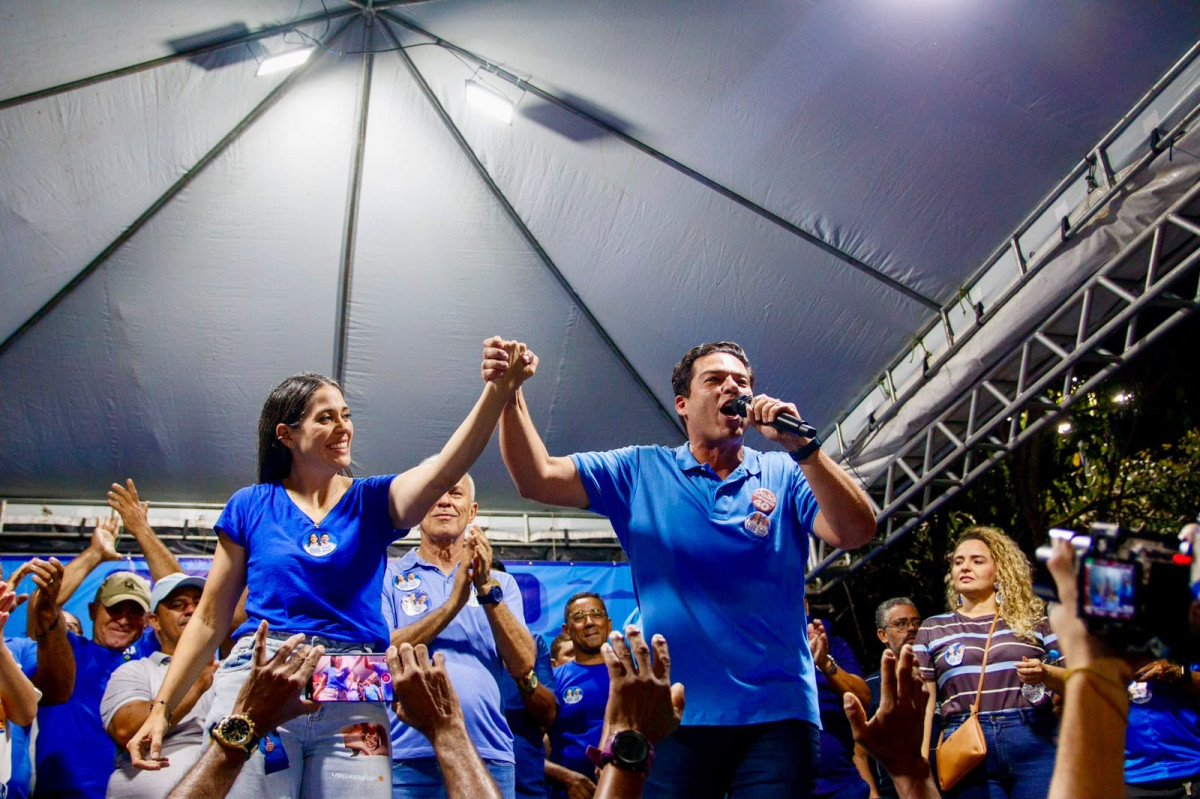 Multidão acompanha Iza e Túlio Arruda em grande caminhada pelas ruas de Vitória