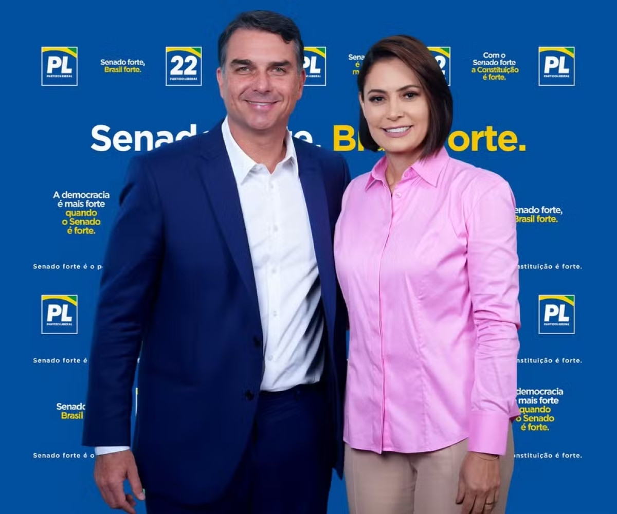 Em momento de "trégua", Flávio Bolsonaro diz que Michelle é "qualificada" e terá "acesso direto" ao Planalto