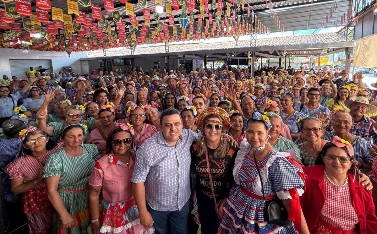 Prefeito Lúcio Silva acompanha mais de 500 idosos de Casinhas em passeio ao São João de Caruaru