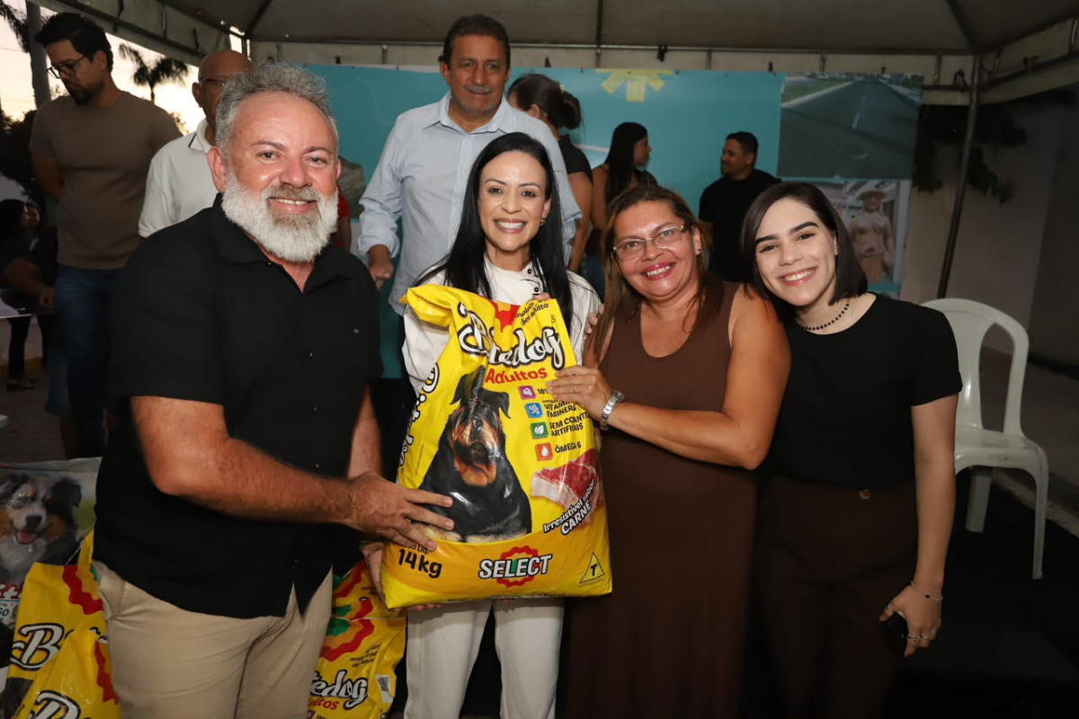 Márcia Conrado entrega 1,5 tonelada de ração e lança novo mutirão de castração em Serra Talhada