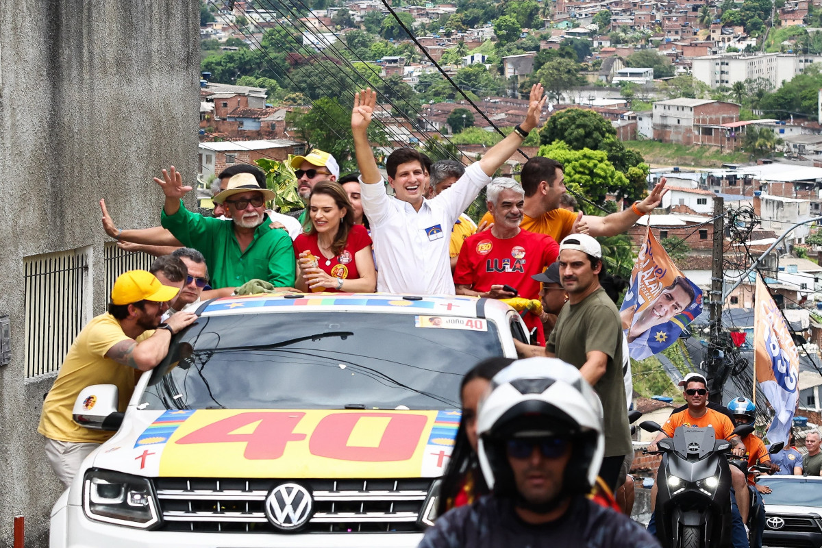 João Campos faz carreata de quatro horas por oito bairros da Zona Norte do Recife