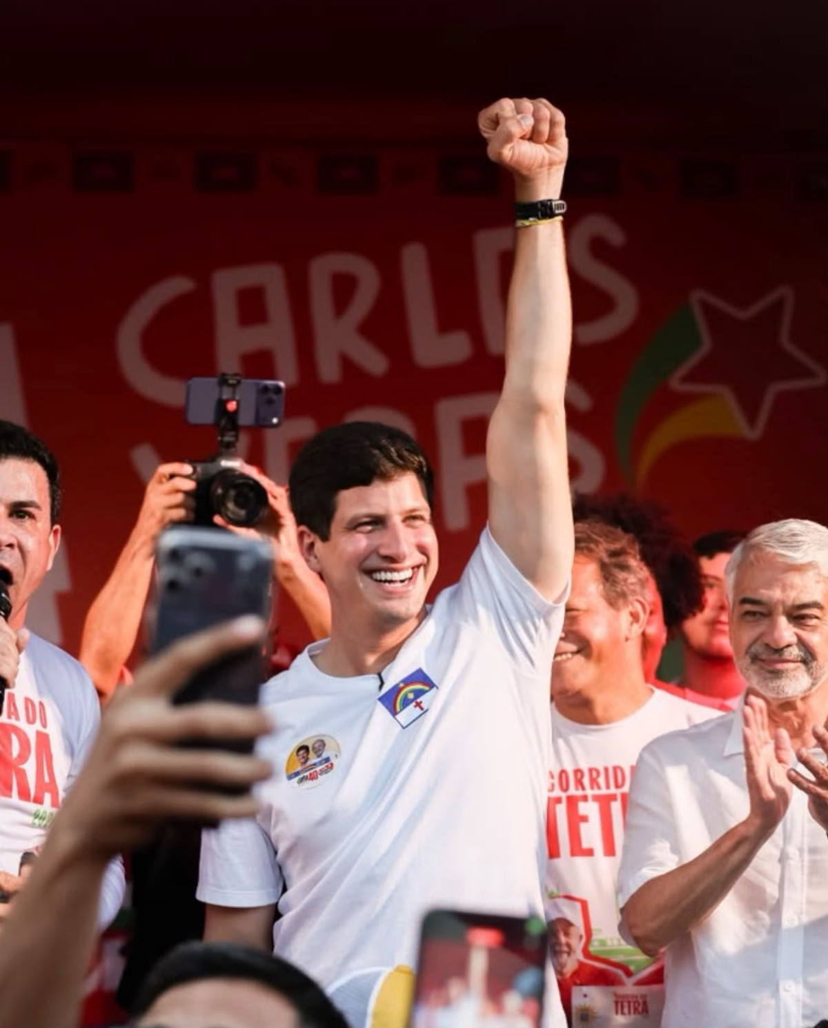 João Campos encerra 1º fim de semana de campanha após 40 horas de agendas