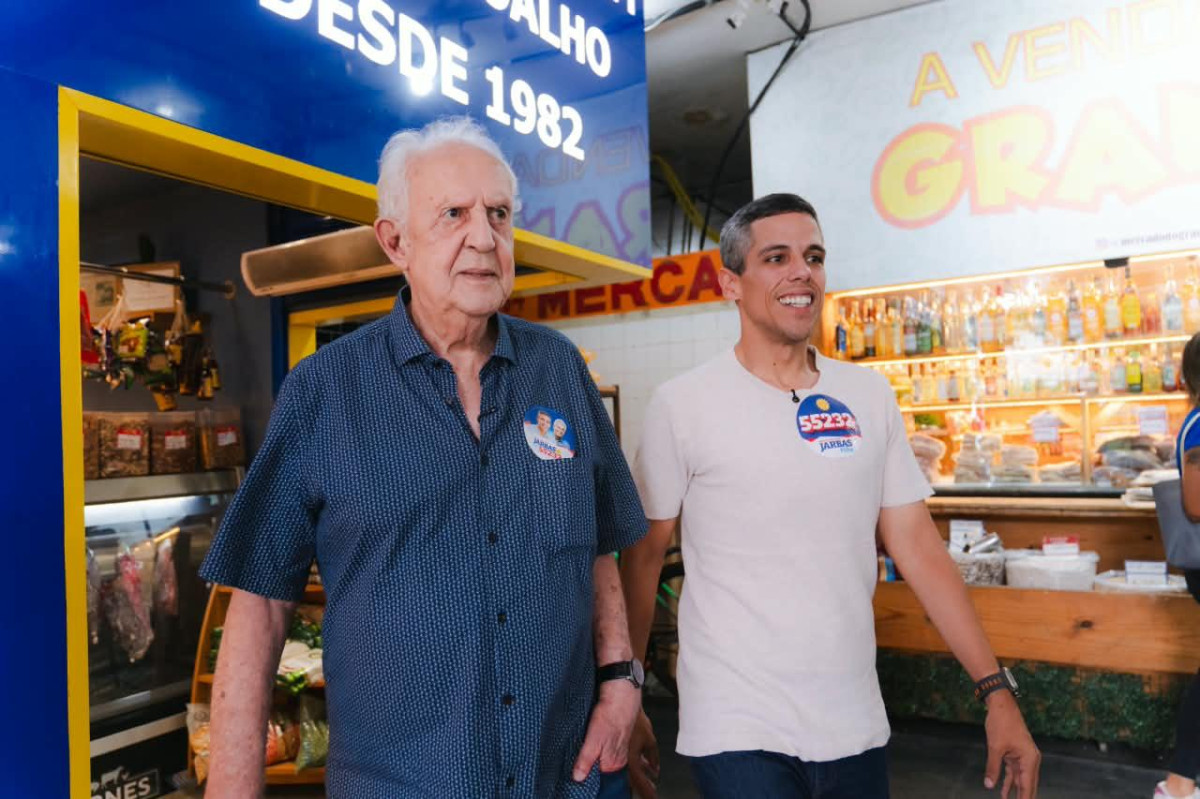Ao lado de Jarbas Vasconcelos, Jarbas Filho inicia sábado de campanha no Mercado de Casa Amarela