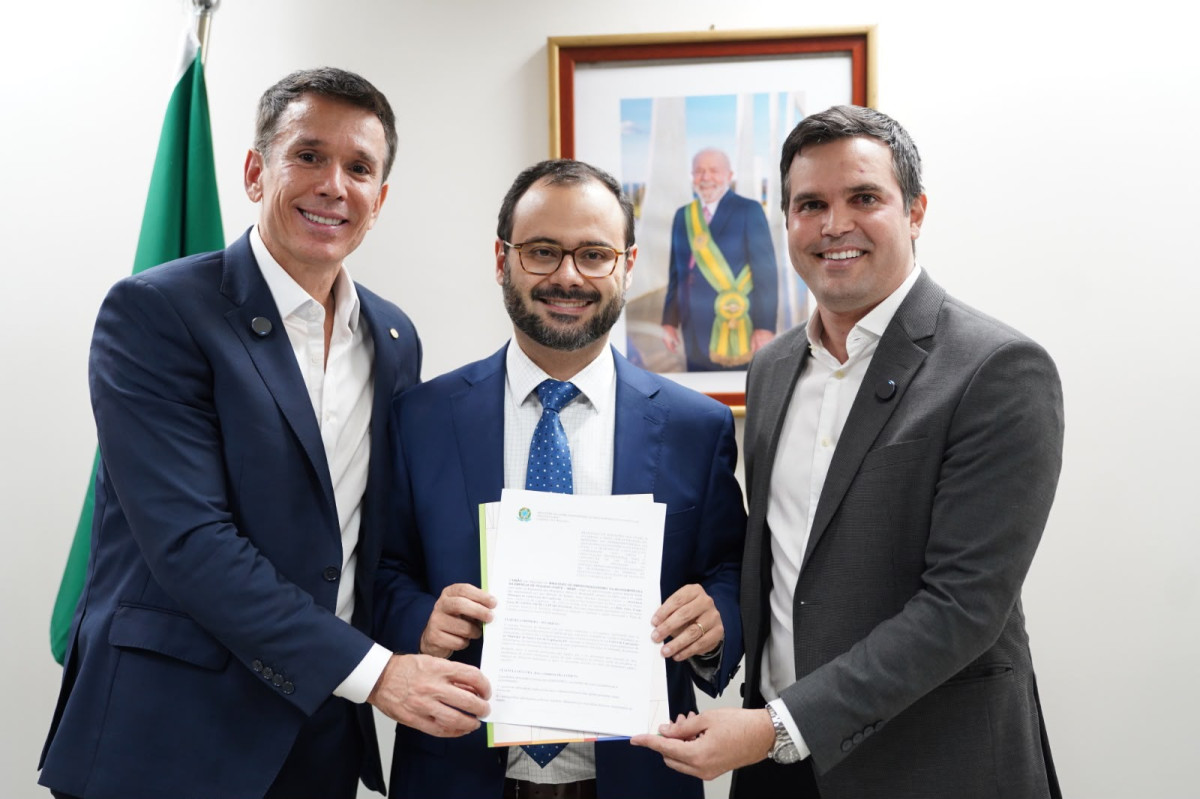 Felipe Carreras e Helinho assinam protocolo para viabilizar Centro de Convenções em Santa Cruz do Capibaribe 