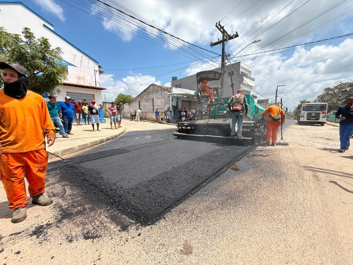 Prefeitura de Glória do Goitá realiza pavimentação asfáltica de mais ruas na cidade